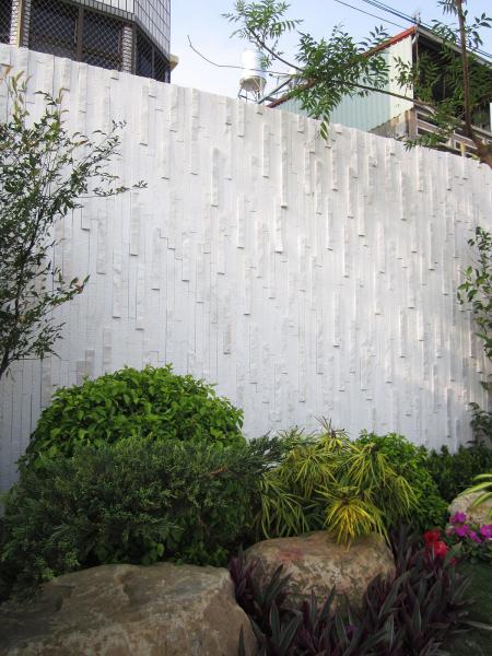 社区入口旁景观花圃围墙